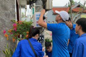 Huyện Đông Anh: Bóc, xoá hơn 12.000 tờ rơi, rao vặt quảng cáo trái phép