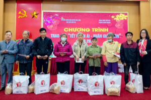 Huyện Sóc Sơn trao quà Tết cho gia đình khó khăn