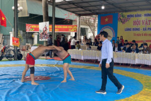 Khai mạc Hội vật truyền thống làng Bùng