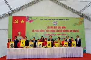 Thị xã Sơn Tây khai bút đầu năm và phát động Tết trồng cây