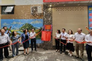 Gắn biển công trình “Dân vận khéo” chào mừng kỷ niệm 10 năm thành lập quận Nam Từ Liêm và phường Mỹ Đình 1