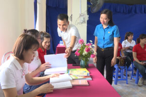 Ứng Hoà bàn giao, ra mắt tủ sách công đoàn