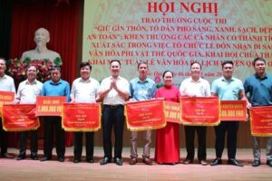 Quốc Oai trao giải Cuộc thi “Giữ gìn thôn, tổ dân phố sáng, xanh, sạch đẹp, an toàn” và khen thưởng dịp Lễ đón nhận danh hiệu Di sản văn hóa phi vật thể Quốc gia Lễ hội chùa Thầy