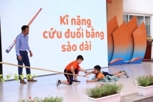 Quận Long Biên trang bị kỹ năng phòng chống đuối nước và hoả hoạn cho học sinh