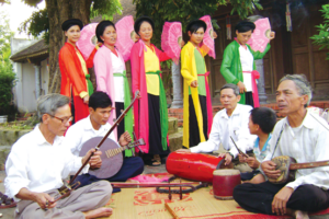 Về Trung Lập nghe tiếng hát chèo