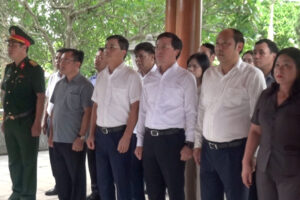 Đoàn Lãnh đạo huyện Thạch Thất dâng hương tại các di tích nhân kỷ niệm 70 năm Ngày Giải phóng huyện