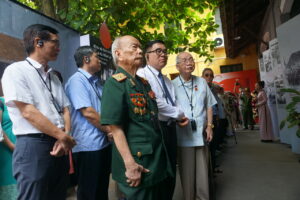 Trưng bày chuyên đề “Thắp ngọn lửa hồng” – Tri ân các anh hùng liệt sĩ
