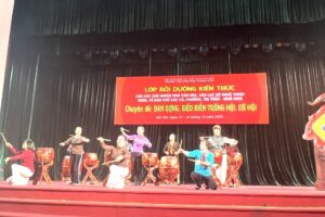 600 học viên tham gia Lớp bồi dưỡng kiến thức “Dàn dựng, biểu diễn Trống hội, Cờ hội”