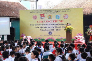 Học sinh huyện Thanh Oai tham gia tìm hiểu di tích lịch sử và trải nghiệm làng nghề