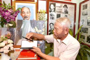 Người kể chuyện Bác Hồ bằng ảnh và thơ