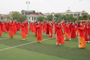 Hơn 500 phụ nữ huyện Quốc Oai đồng diễn áo dài, nhảy dân vũ chào mừng kỷ niệm 50 năm Ngày giải phóng miền Nam, thống nhất đất nước