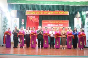 Huyện Phú Xuyên triển lãm ảnh kỷ niệm 50 năm Ngày giải phóng miền Nam thống nhất đất nước