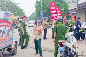 Thị trấn Quốc Oai ra quân xử lý vi phạm trật tự đô thị