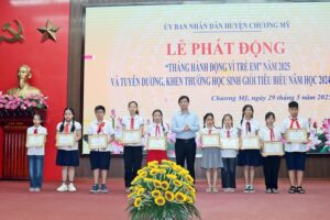 Huyện Chương Mỹ phát động “Tháng hành động vì trẻ em” năm 2025 và tuyên dương, khen thưởng học sinh giỏi tiêu biểu năm học 2024 – 2025