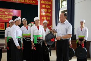 Truyền dạy kỹ năng biểu diễn chiêng dân tộc Mường cho đồng bào dân tộc thiểu số