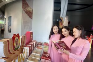 Trưng bày sách, báo chuyên đề chào mừng Đại hội Đảng bộ cơ quan Sở Văn hóa và Thể thao Hà Nội
