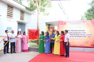 Phường Phú Diễn gắn biển công trình Dân vận khéo “Sân chơi rèn luyện thể chất TDP 19”