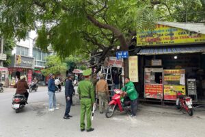 Phường Phương Liệt ra quân xử lý biển quảng cáo, biển hiệu,  biển vẫy sai quy định