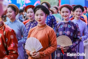 Hà Nội lung linh sắc áo dài bộ hành: Hỷ sự xưa hiện diện giữa đời sống hiện đại