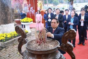 Thủ tướng Phạm Minh Chính dâng hương tại Hoàng thành Thăng Long