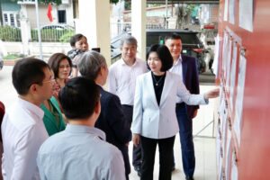 Chủ tịch Ủy ban Bầu cử thành phố Phùng Thị Hồng Hà kiểm tra công tác bầu cử tại xã Ô Diên