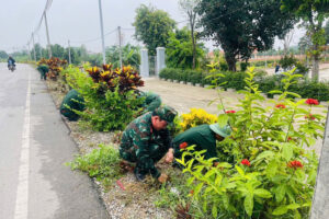 Gắn biển công trình “Tuyến đường hoa”, chung tay xây dựng cảnh quan xanh tại khu vực Đình Vân Cốc