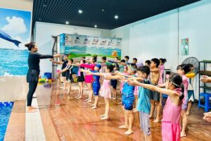 Hoàng Mai sôi nổi phổ cập bơi cho trẻ em