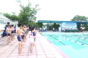 Thanh Oai khai mạc lớp phổ cập bơi, phòng, chống đuối nước cho trẻ em năm 2026