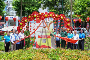 Phường Ngọc Hà gắn biển mô hình “Gia đình số – Ngõ phố văn minh, an toàn”