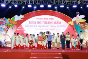Chủ tịch HĐND thành phố Hà Nội chung vui Đêm hội trăng rằm ở phường Vĩnh Hưng