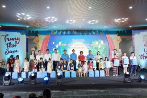 Liên đoàn lao động thành phố Hà Nội đã tổ chức Chương trình Tết Trung thu “Vui hội trăng rằm” năm 2026 và tặng quà cho thiếu nhi