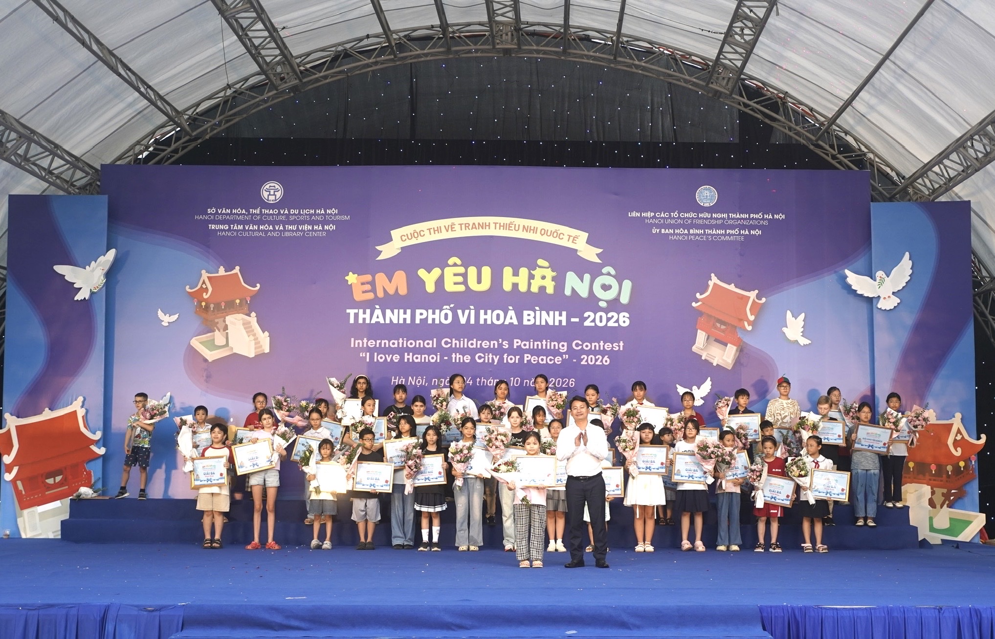 Hơn 700 thiếu nhi gửi tình yêu Hà Nội vào những sắc màu hòa bình