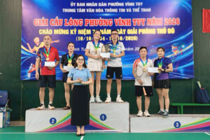 Phường Vĩnh Tuy: Sôi nổi Giải Cầu lông chào mừng kỷ niệm 72 năm Ngày Giải phóng Thủ đô